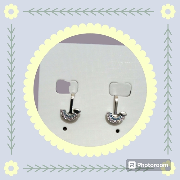 NWOT Women's Fashion Stud Clip On Earrings - Picture 1 of 2